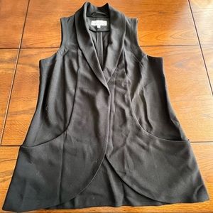 Women’s blazer style vest with pockets.